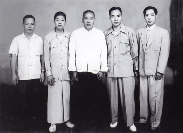 1952年攝於台北市 左起林文仙、林英明、 林宗師、 黃性賢、張鼎雲