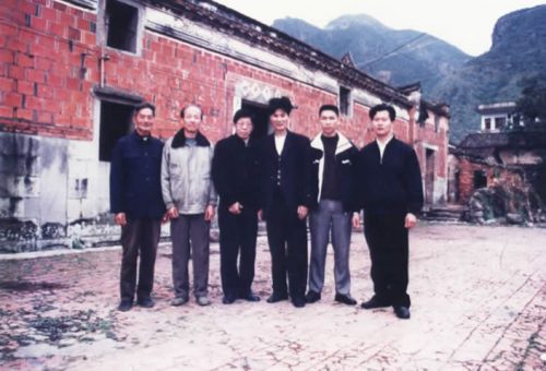 左一為永蒼師祖的曾孫方德流先生