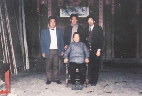 中坐者為阿鳳師媳婦,方美源的夫人