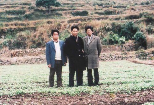 天竺寺遺址變成菜園,中立者為阿鳳師的長孫方德楨先生,左為林學基師姪