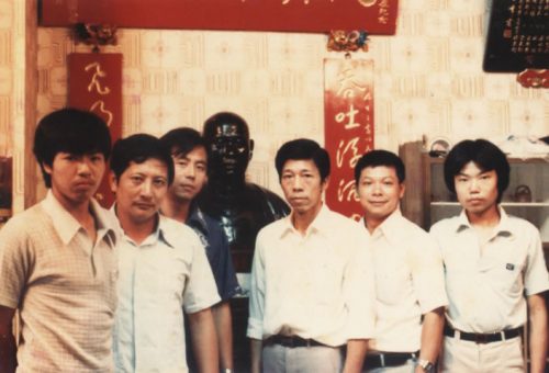 1982年 莊浩洋等門人在虎尾林宗師銅像前留影
