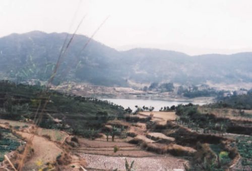 方世培祖師墳墓前方景象