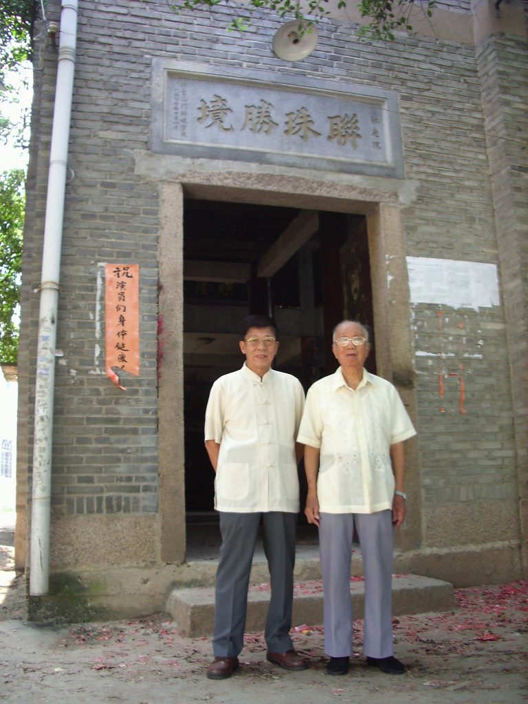 2008年 9月叔姪同返福州（榕城）于故里珠宅泰山宮廟前合影。（右叔林國傑、左姪林英明）