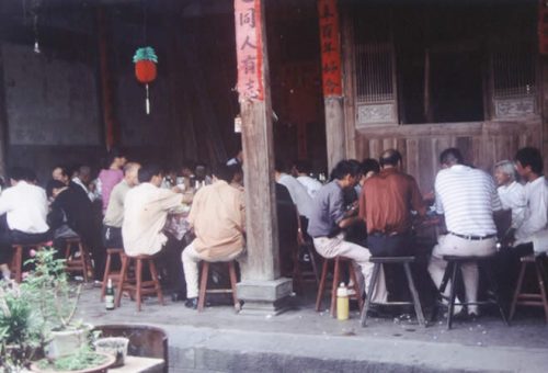 方祖師第五代孫方長冰及親族在故居大廳設宴接待午餐親切熱情 3