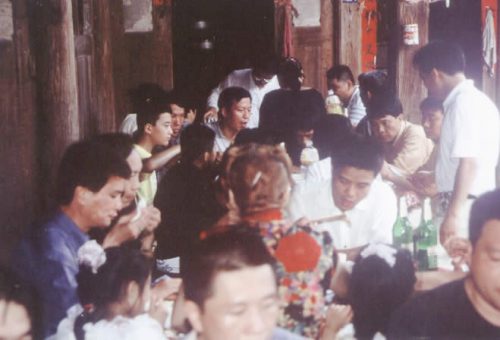 方祖師第五代孫方長冰及親族在故居大廳設宴接待午餐親切熱情 4